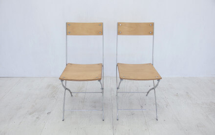シンプルな折りたたみ椅子は2脚あります。